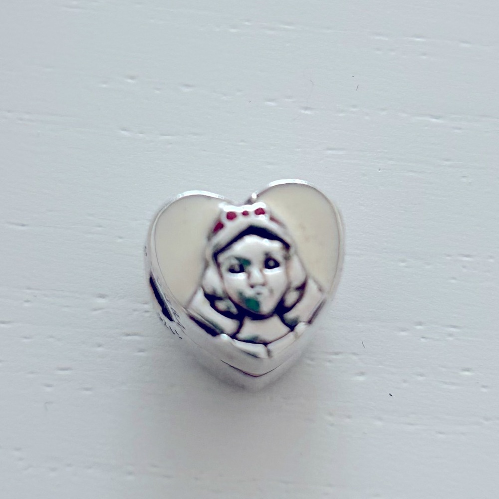 Retired Pandora Snow White clip